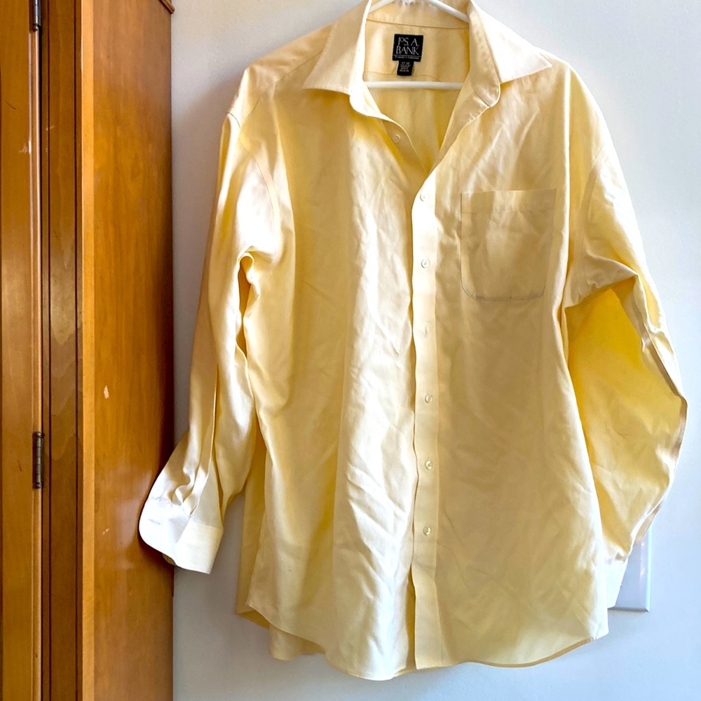 Jos A Banks travelers collection. Very fine small yellow white stripe. Size 17